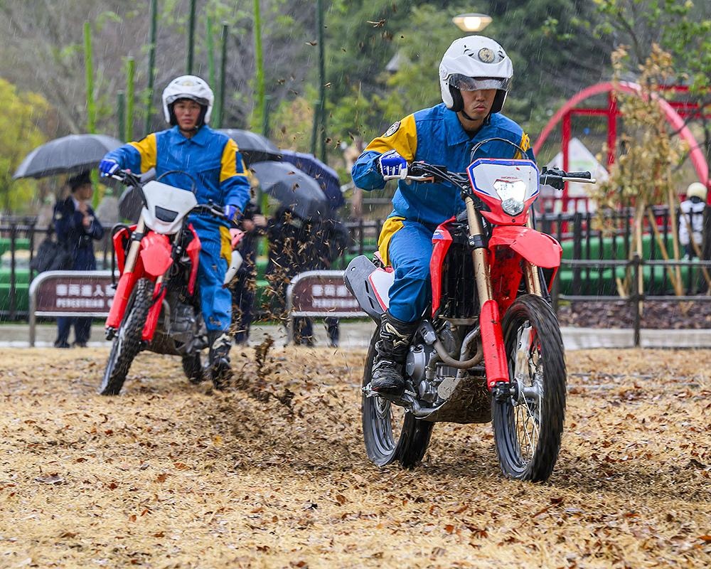 雨こそ「絶好の訓練日和」。東日本大震災から15年、北関東3県警がモビリティリゾートもてぎで初のオフロード合同訓練
