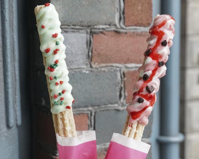 【USJ】サーティワンがチュリトスに、キユーピーマヨネーズは“まん”!?デカすぎるホットドッグにもビックリの、25周年グルメレポ