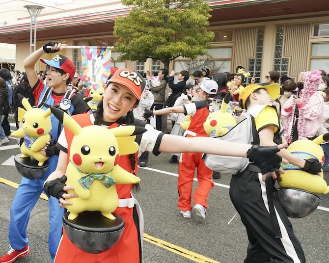 【USJ】25匹のピカチュウ登場！フロートが止まるとルール無用のダンスタイムが始まる25周年パレード熱狂レポ