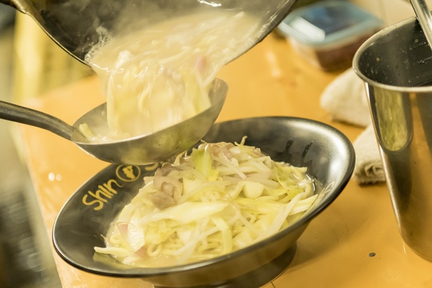 【写真を見る】｢ちゃんぽん｣(720円)。炒めた野菜の甘さがスープに染み出す