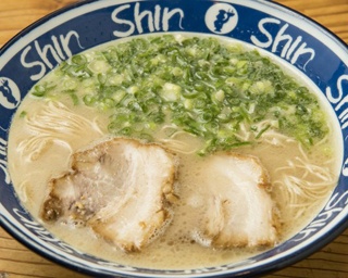行列必至の名店！王道博多ラーメンにハマる｢博多らーめんShin-Shin 天神本店｣