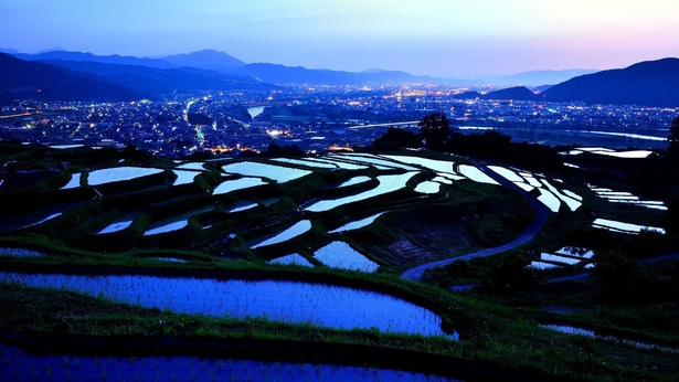 日本の名勝「田毎の月」。水田に映る夜景の美しさは息をのむほど
