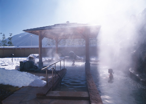 【写真を見る】晴れた日の露天風呂は、青空と白い雪とのコントラストが美しい/遠山温泉郷 かぐらの湯