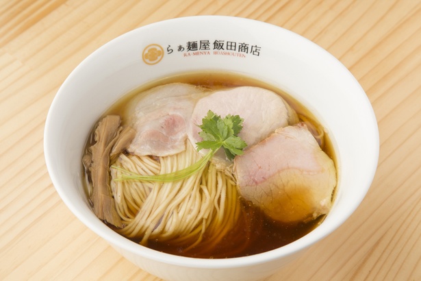 「醤油らぁ麺｣(850円)。鶏と水だけとは思えない豊潤なスープが、至高の自家製麺と融合する
