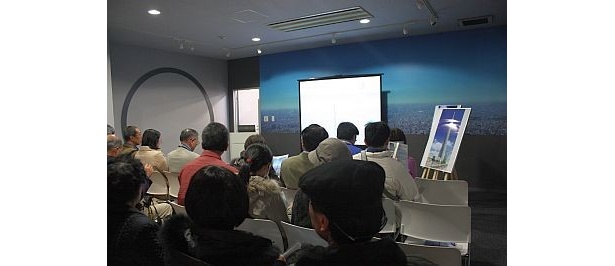 インフォプラザの中で映像を見ながらタワーについての説明を受ける。写真右端に描かれている円は、スカイツリーの柱1本の太さなのだとか