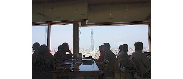 高さ約100mに位置する、｢東武ホテル レバント東京｣24階のレストラン。窓の向こうに東京スカイツリーを望む