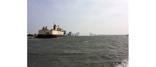 航路の左手に東京湾臨海大橋が見えてくる