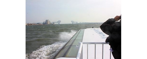 デッキに上がり、潮風を浴びながら橋を望む。両端から作るのではなく、何か所かを一度に作っているのがわかる