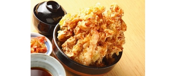 ｢レストラン味心｣の｢南幌キャベツ丼｣(780円)。カラッと揚がった表面のサクサク感がいい！ キャベツキムチ、味噌汁付き