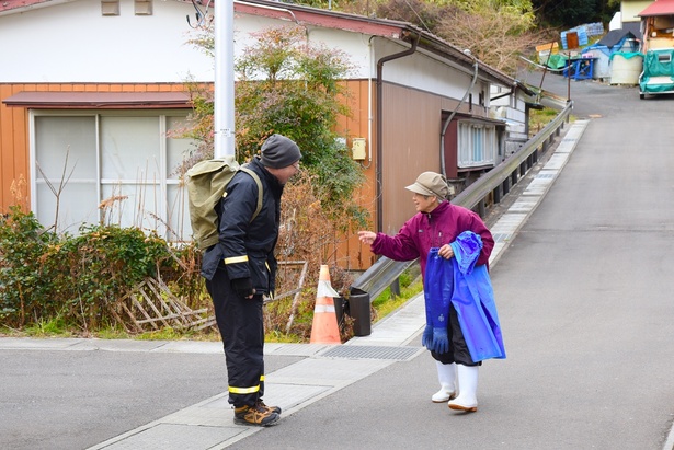 配達中に地元住民とコミュニケーションをとるシーンも