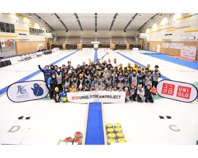 織田信成＆アンナ・ハッセルボリが未来のカーラーたちと交流！「ユニクロドリームプロジェクト ジュニアカーリングクリニック」レポート