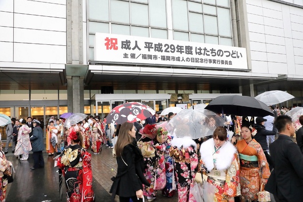 あいにくの雨だったが、会場は新成人たちの熱気で盛り上がりを見せていた