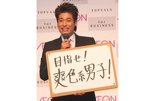 【写真】「目指せ！爽食系男子」と書いた直筆メッセージを披露＆CM画像も公開！