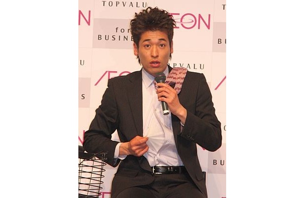 気に入った機能性インナーの説明をするのに熱が入り、自らボタンをはずして着ているインナーを披露