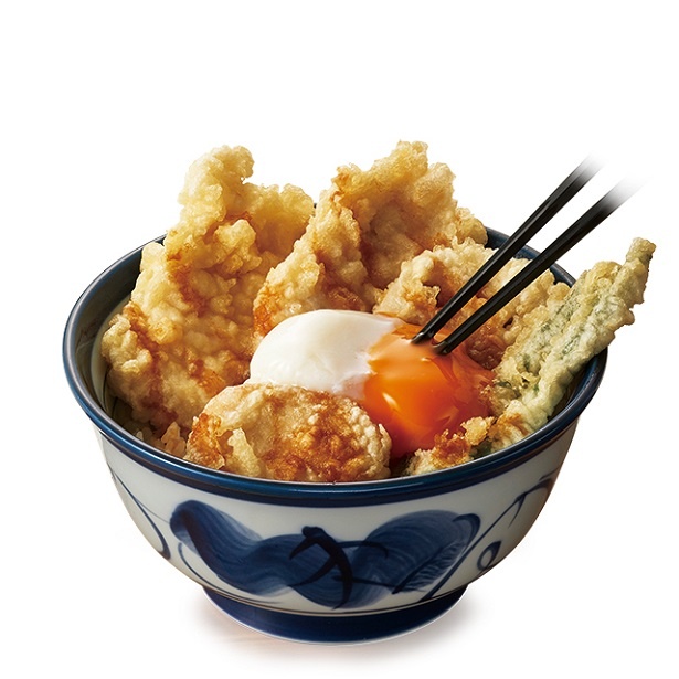 半熟卵が付いた華味鳥天丼はてんやのオススメメニューの一つ