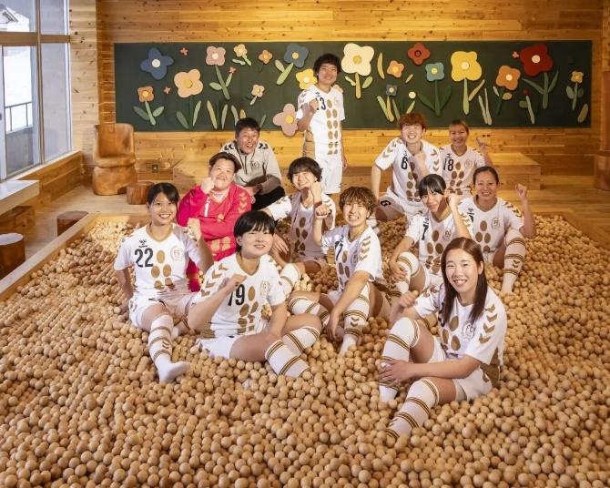 女子サッカーチームが担い手不足の棚田を守り、国際芸術祭を運営。日本唯一の取り組みをするFC越後妻有を支える選手と住民の絆