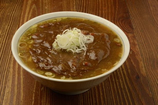 【写真を見る】大勝軒の復刻版カレー中華(970円)。初めて食べてもなぜか懐かしい味がする。