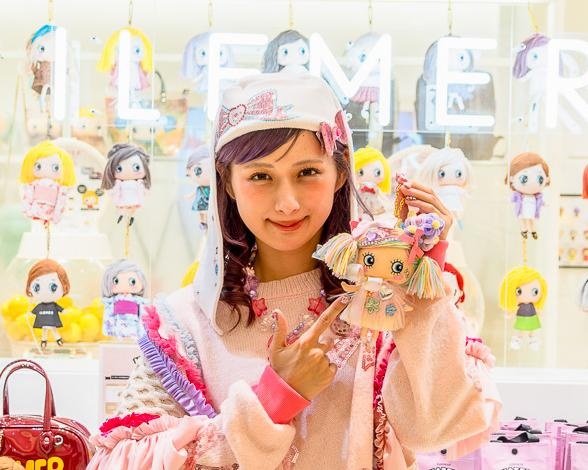 しなこ、30代というステージは「新しいチャレンジに一歩が重くなる年代」日比谷「ILEMER TOKYO」オープン初日に登場