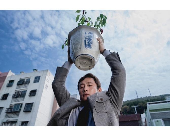 パク・チャヌク監督×イ・ビョンホンの最強タッグで贈る映画『しあわせな選択』を鑑賞。主人公が究極の“就活サバイバル”を繰り広げる姿に衝撃を受ける必見作！