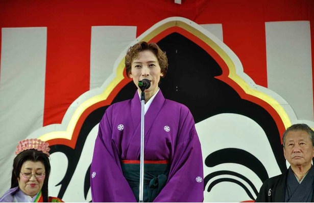OSK日本歌劇団の男役のトップスター、高世 麻央。ミナミの角座では日本人も外国人も楽しめる「レビュージャパン公演」を行っている