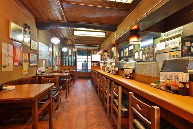 【写真を見る】店内は1988(昭和63)年に改装された時のまま。昭和の雰囲気を色濃く残している