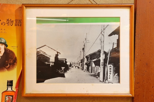 店内に飾られている写真。地域一帯が伊勢湾台風の被害に見舞われる前に撮られたものだとか