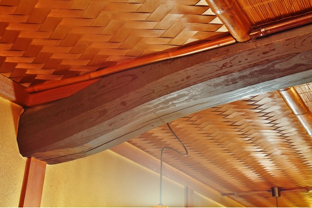 天井の立派な梁は、1939(昭和14)年の創業当時から残されているもの