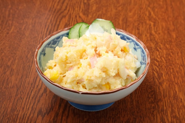 潰したジャガイモにハムやコーンなどを和えた「ポテトサラダ」(350円)。家庭的で懐かしい味が人気だ