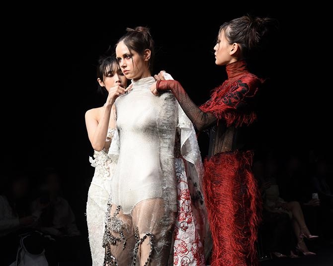 日本の伝統工芸を取り入れた表現で魅せるAo Miyasaka、廃材×カビがモチーフの表現にこだわるMarika Suzuki、新進気鋭のデザイナーに独占インタビュー【Global Fashion Collective】