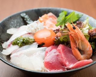 【福岡のうまかもん】北九州・旦過市場の海鮮丼は安くて旨い！行列のできる人気店「小倉旦過みらく」