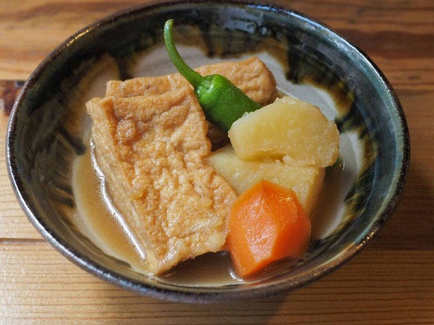 「壱岐豆腐の厚揚げの煮物」(単品は702円)。豆の風味がぎゅっと詰まった厚揚げに出汁をじっくり染み込ませたおかず。大きいままほおばろう