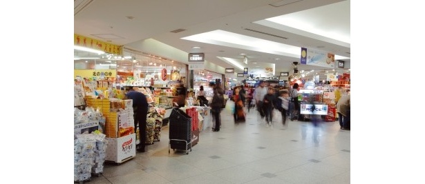 旅行や送迎のときにしか利用しないのはもったいない！2Fのショッピングワールドでは空港限定品にも注目を