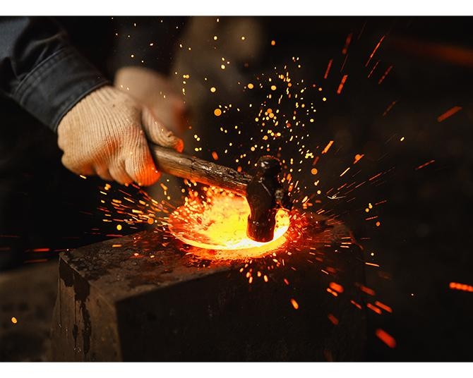 八岐大蛇のルーツをたどり、出雲文化の神髄に触れる。界 玉造で「神聖な鍛冶場で打つ、一生モノの鍛造トレイづくり体験」開催