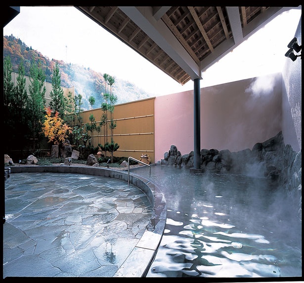 舞鶴の山々に囲まれた露天風呂。清潔感あふれる御影石の浴槽で美人の湯を楽しもう