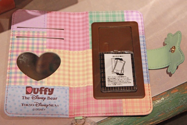 「スマートフォンケース」(3500円)を開くと、2つのカードポケットとハート形のミラーが付いている
