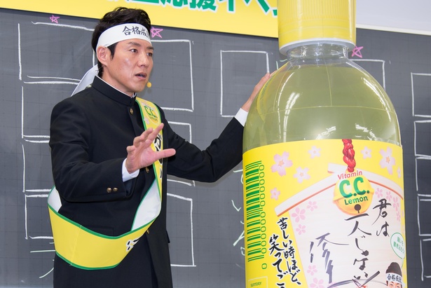 巨大ボトルの絵馬にメッセージをつづった松岡