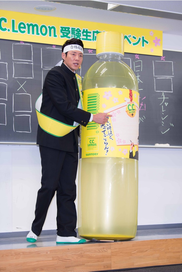 【写真を見る】「C.C.レモン」巨大ボトルに絵馬が付いていることアピールする松岡修造