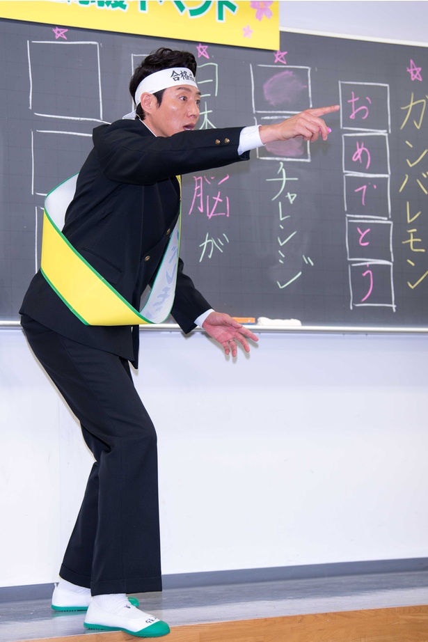 黒板に書いた問題を生徒にバシバシ当てていく松岡