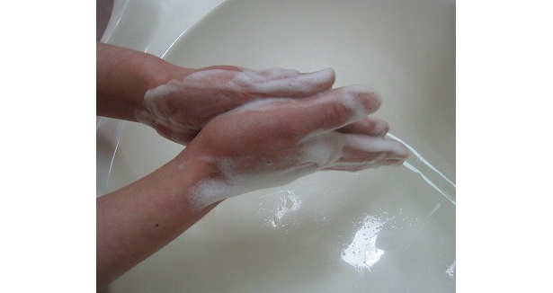 水で濡らすと、ふわっと溶けてクリーミーに泡立つ