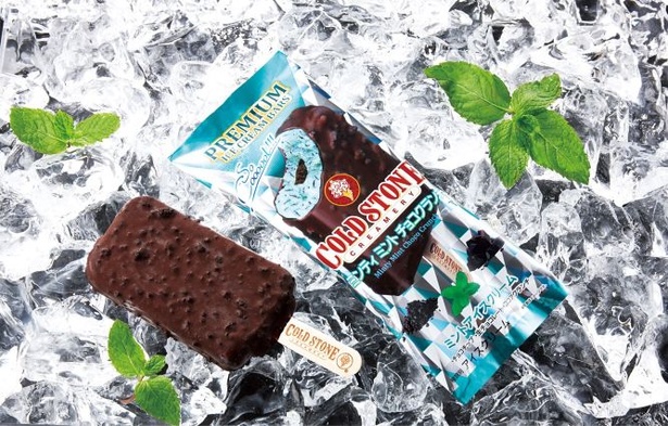 「コールド・ストーン・クリーマリー プレミアムアイスクリームバー ミンティ ミント チョコクランチ」(250円)も2017年8月に発売された