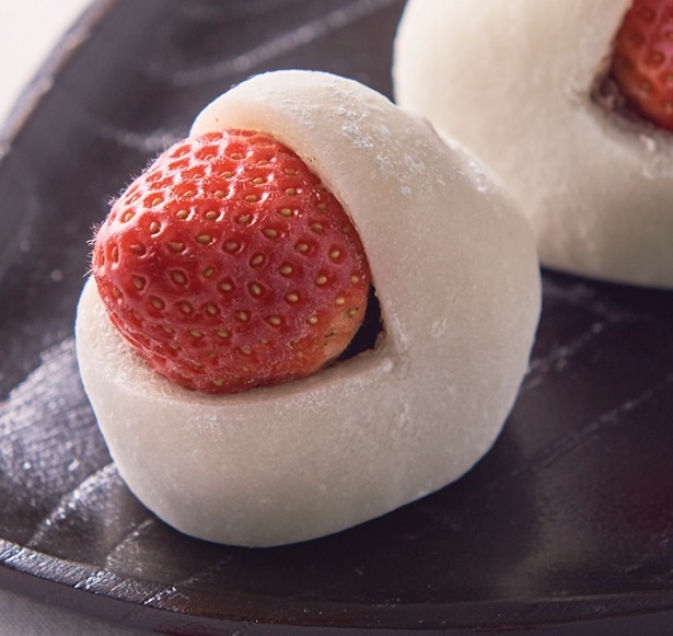 2015 年誕生の新品種”ゆうべに苺”は、香り華やかで酸味と甘みが効いた大玉苺。