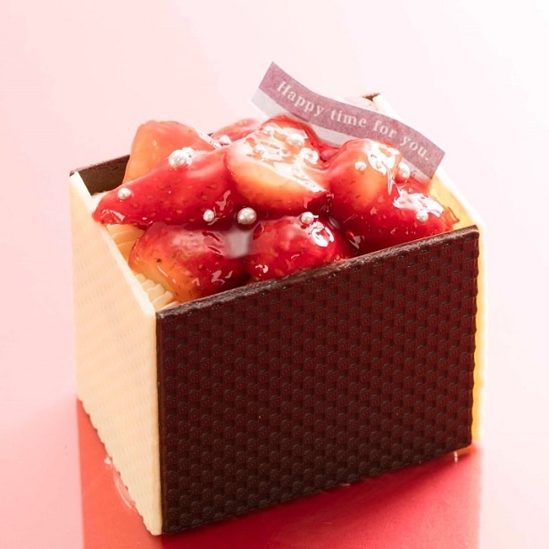 「山梨県産紅ほっぺ種苺使用 苺のフレーズショコラ」(1080円)はまるでチョコレートでできた宝石箱のようなケーキ