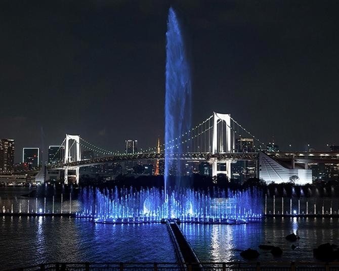 新名所誕生でお台場の夜がもっとロマンティックに！世界最大級の噴水「東京アクアシンフォニー」が話題