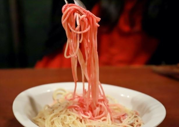 白から赤へ変化するカルボナーラはムービー映え抜群！「Born to be my RED PASTA」