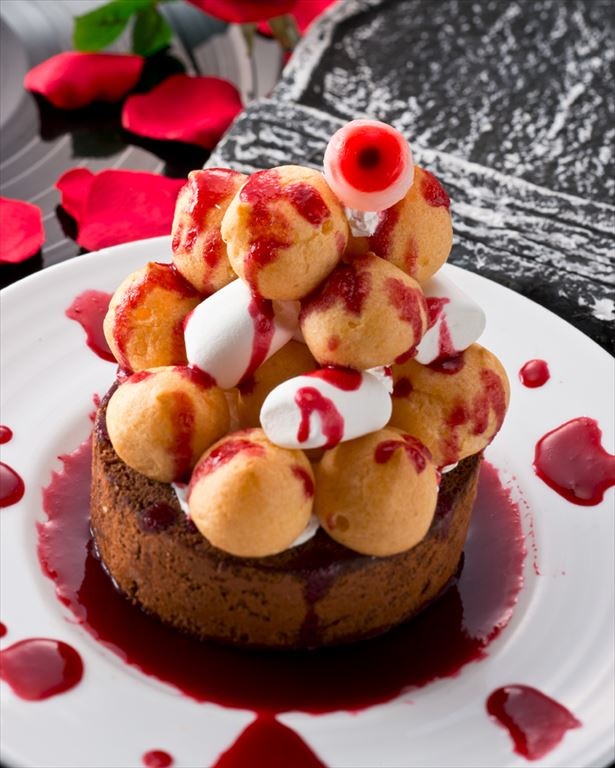 まさにインスタ映え！ロールケーキのステージにプチシューと赤い目玉が積み上げられた「赤の重低音 ヘビーメタル ”シュータワー”」 