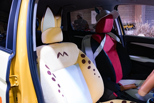 運転席のヘッドレストには、サーバルちゃんの「耳」が取り付けられている