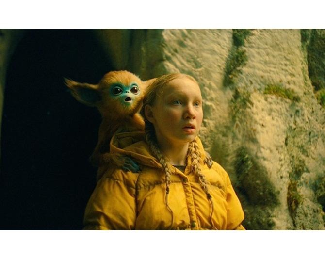 不思議な生物と孤独な少女の交流と冒険を描いた『OCHI！-オチ-』を鑑賞。子猿のようなかわいい生物・オチの姿に癒やされるA24初の本格ファンタジー作品！