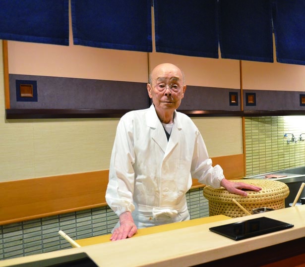 すきやばし次郎のオーナー兼職人、小野二郎氏
