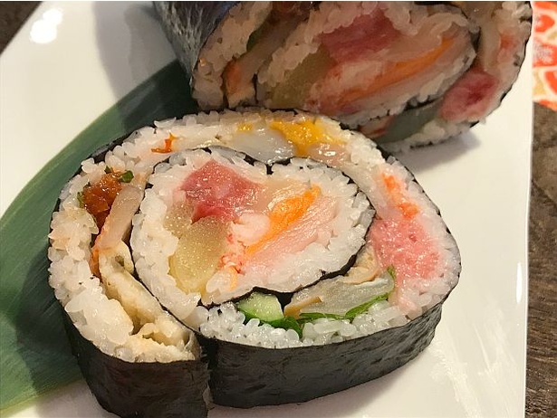 【写真を見る】これがイトーヨーカ堂史上最多20種類の具材を用いた恵方巻「圧巻！20種海鮮の豪華絵巻」！