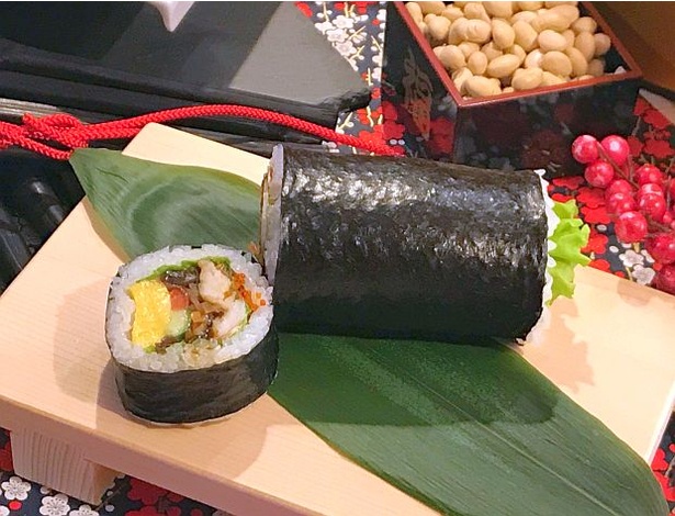 脂ののった焼きさばがポイントの「鈴なり」村田店主監修「焼きさばときんぴらの上恵方巻き」